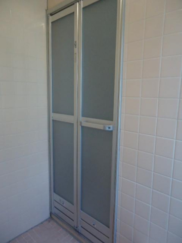 大分大南店　浴室折り戸の取替