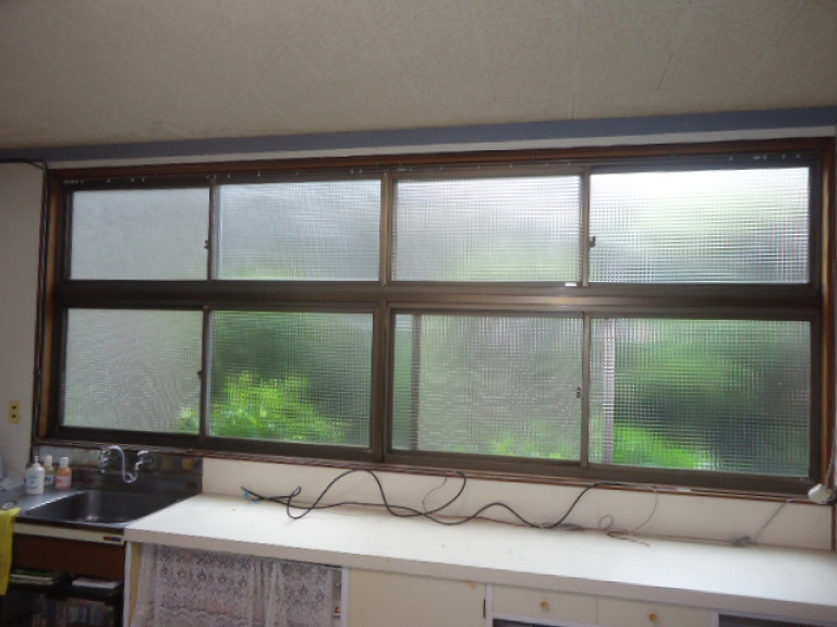 4台の窓が連窓・段窓されてます。